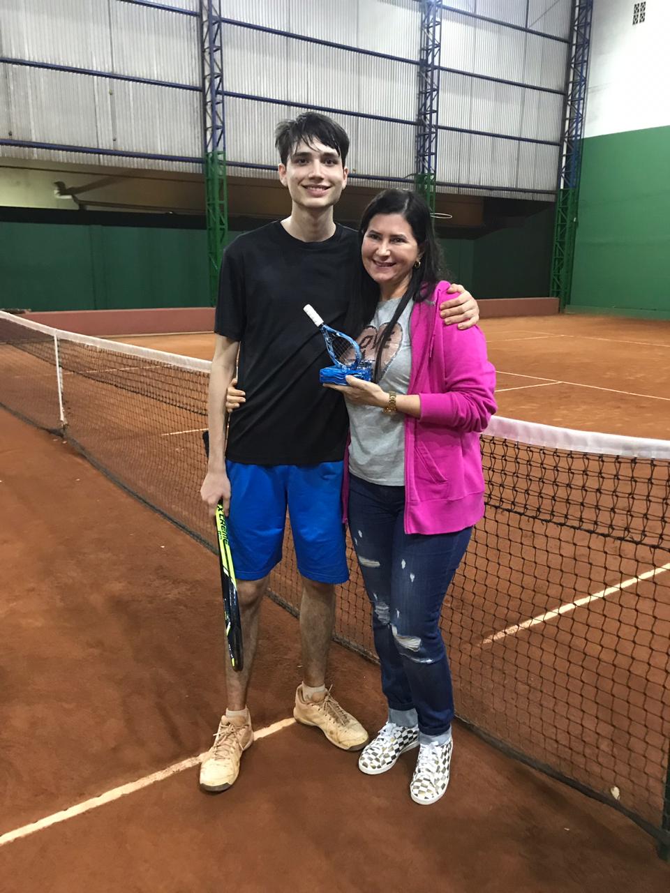 Alunos em competição de tênis